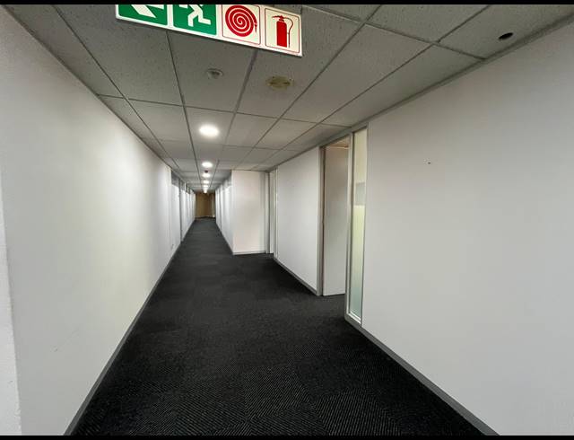 1,960M² OFFICE TO LET IN PINELANDS